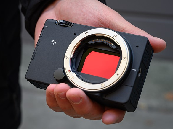 Mr. Kazuto Yamaki, CEO ของ Sigma กับวิสัยทัศน์เกี่ยวกับไลน์การผลิตเลนส์ Sigma ขนาดเล็กลง ประสิทธิภาพสูงขึ้น เพื่อรองรับตลาดกล้อง Mirrorless
