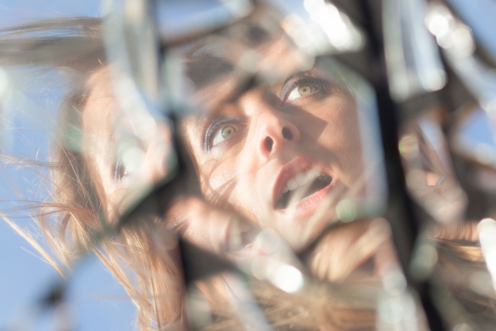 15 ท่าโพสถ่ายภาพตัวเองกับกระจกที่บ้าน เพื่อเล่าเรื่องราวเเละถ่ายทอดความสวยงามของผู้หญิง